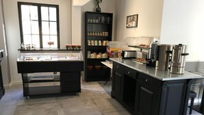 A modern kitchen with a central island, a coffee station, and a pantry. - Casa di a Restonica (Corte)