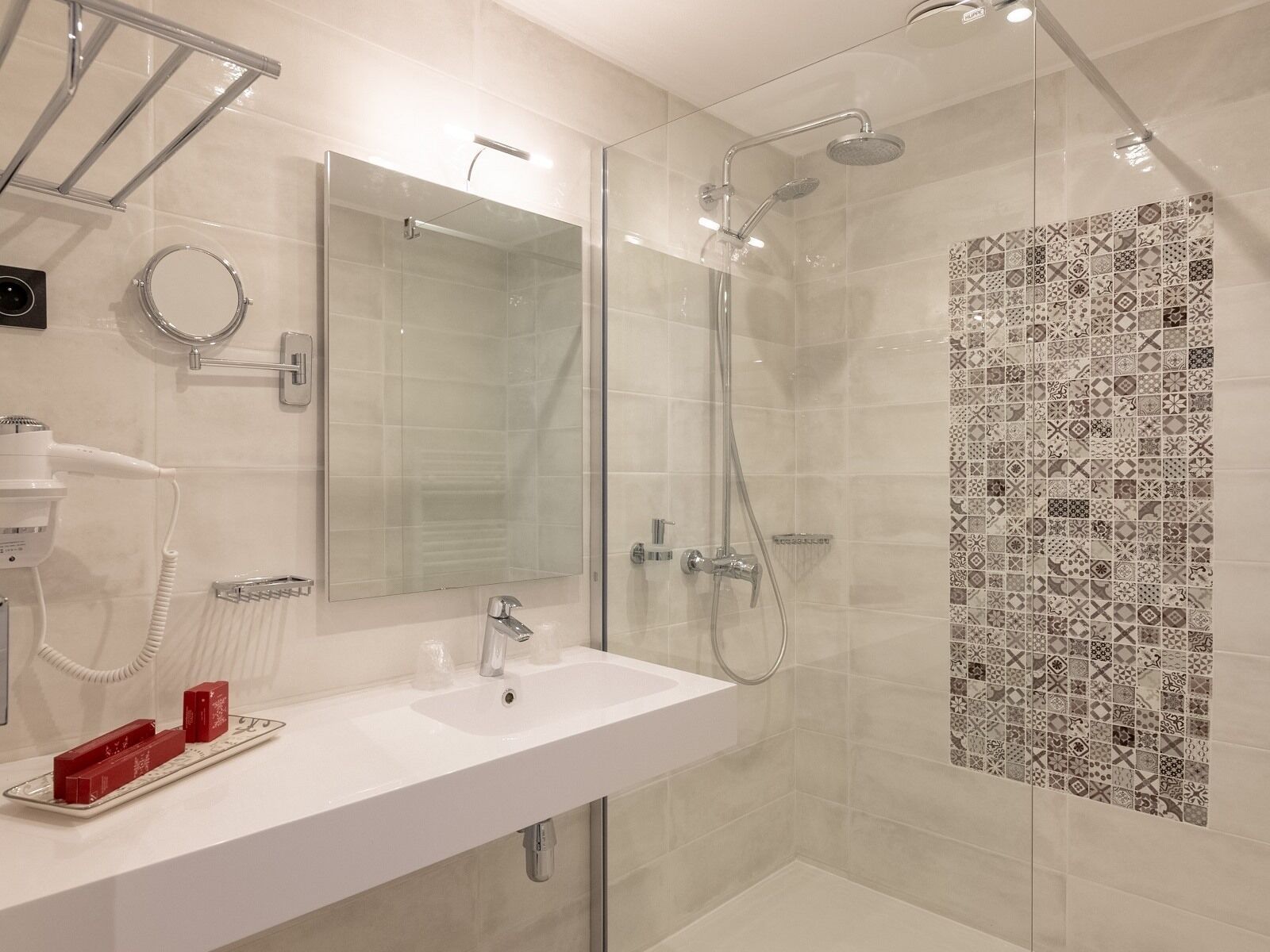 standard double room, ensuite, pool view (1er étage) | bathroom