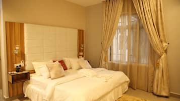 Apartamento superluxo, 2 quartos | Ferros/tábuas de passar roupa, Wi-Fi de cortesia, roupa de cama