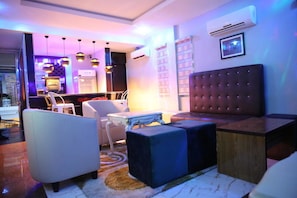 Tägliches kontinentales Frühstück (12 USD pro Person)