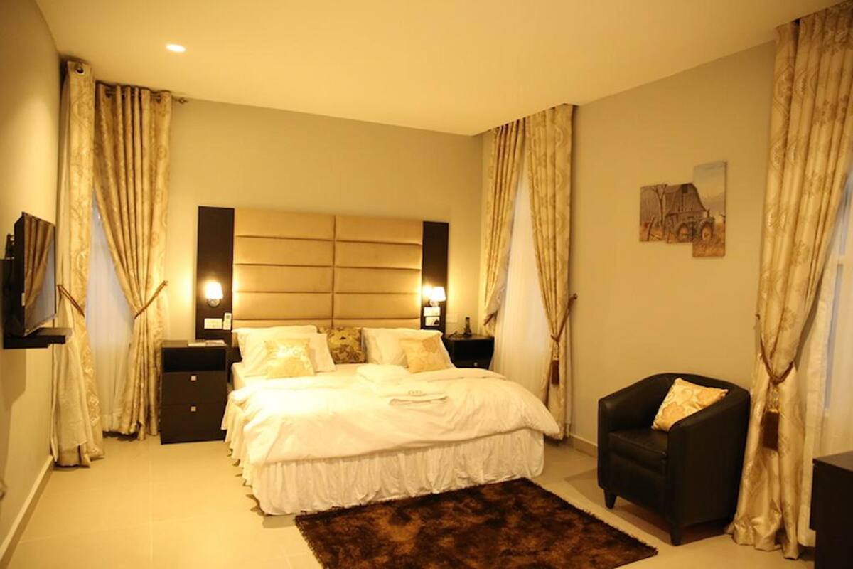 Luxury Apartment, 2 Bedrooms | Iron/ironing board, WiFi (free), bed sheets