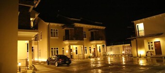 KINIZ ラグジュアリー アパートメンツ