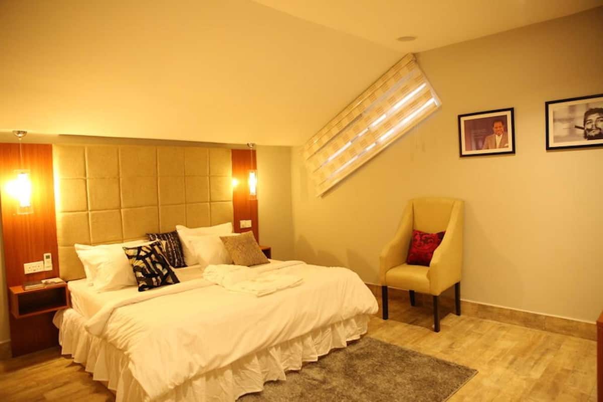 Premium Penthouse, 3 Bedrooms | Iron/ironing board, WiFi (free), bed sheets