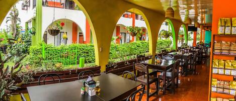 Sarapan dihidangkan, masakan tempatan dan antarabangsa