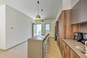 Refrigerador, microondas, placa de cocina, lavavajillas