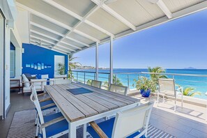 Outdoor dining - Top of the art penthouse on the beach - 4000 sq. ft of luxury (Simpson Bay)