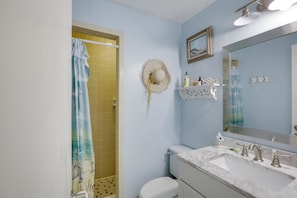 Secador de cabelo, toalhas de banho