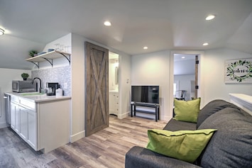 Golden Vacation Rental | 1BR | 1BA |450 Sq Ft | Stairs Required