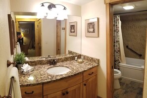 Combined shower/tub, hair dryer, towels