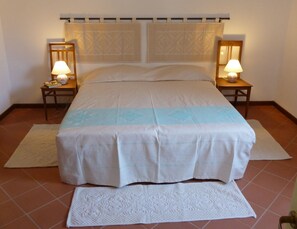 2 bedrooms, iron/ironing board, free WiFi, bed sheets - Charming house with beautiful garden, close to the beach. Free WiFi! (riola sardo)