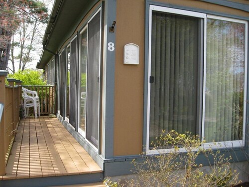 Cozy cottage close to beach and area attractions.  Fall Specials!