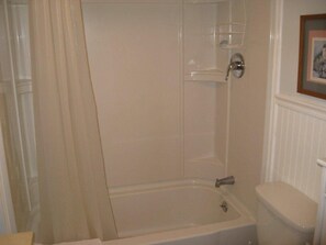 Duschwanne, Handtücher, Seife, Toilettenpapier