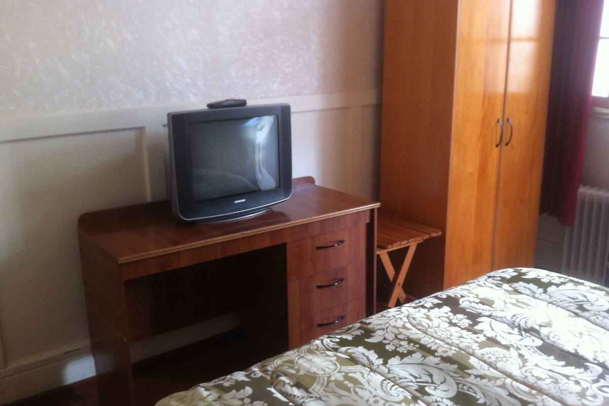 double room, 2 single beds, private bathroom | in-room safe, desk, free wifi, bed sheets