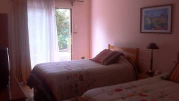 Habitación doble, 2 camas individuales, baño privado | Caja de seguridad en la habitación, escritorio y wifi gratis