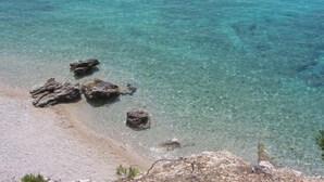 A clear view of a rocky shoreline with calm water. -  Home in Serene Village-Vineyards Views-Central To All Attractions-Highway   (Zemunik Gornji)