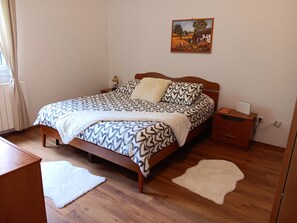 3 bedrooms, iron/ironing board, free WiFi, bed sheets