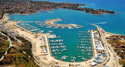 Home in Serene Village-Vineyards Views-Central To All Attractions-Highway