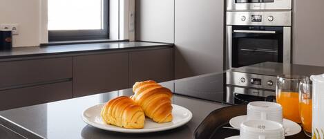 Kühlschrank, Mikrowelle, Ofen, Geschirrspüler