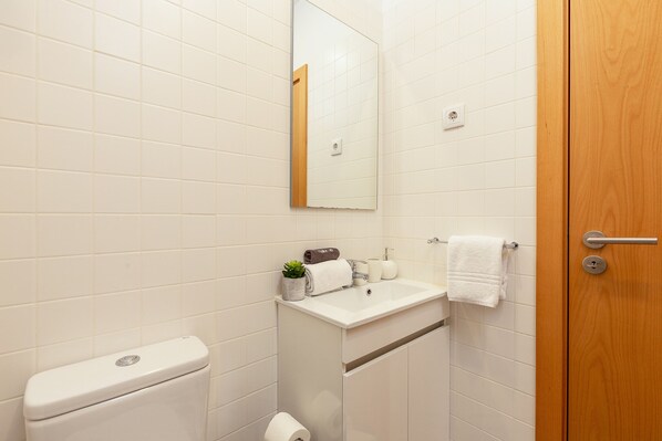 Shower, hair dryer, towels - One-Bedroom Apartment with main road view (Oporto)