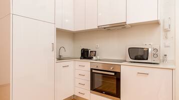 Fridge, microwave, oven, coffee/tea maker