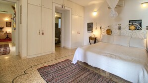 3 bedrooms, iron/ironing board, internet, bed sheets