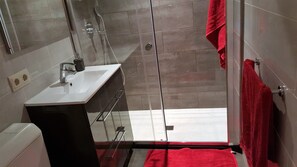 Shower, hair dryer, towels - CALA DEL PI RESIDENTIAL APARTMENT (TREUMAL CENTER) PLATJA D¨ARO (Platja D Aro)