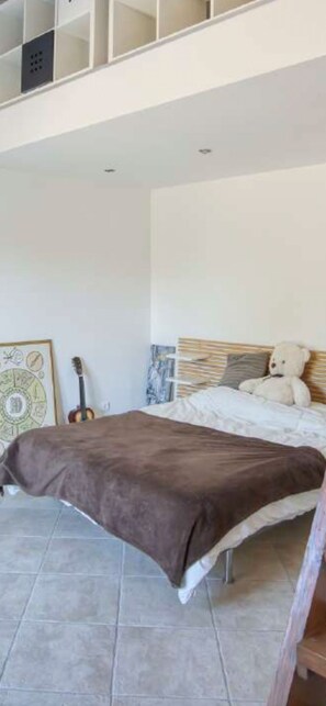 5 bedrooms, iron/ironing board, free WiFi