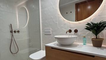 Ducha y bañera combinadas, secador de pelo, toallas y jabón