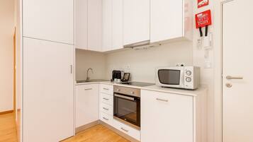 Fridge, microwave, oven, coffee/tea maker