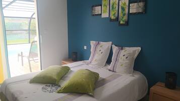 6 makuuhuonetta, tallelokero huoneessa, silitysrauta/-lauta