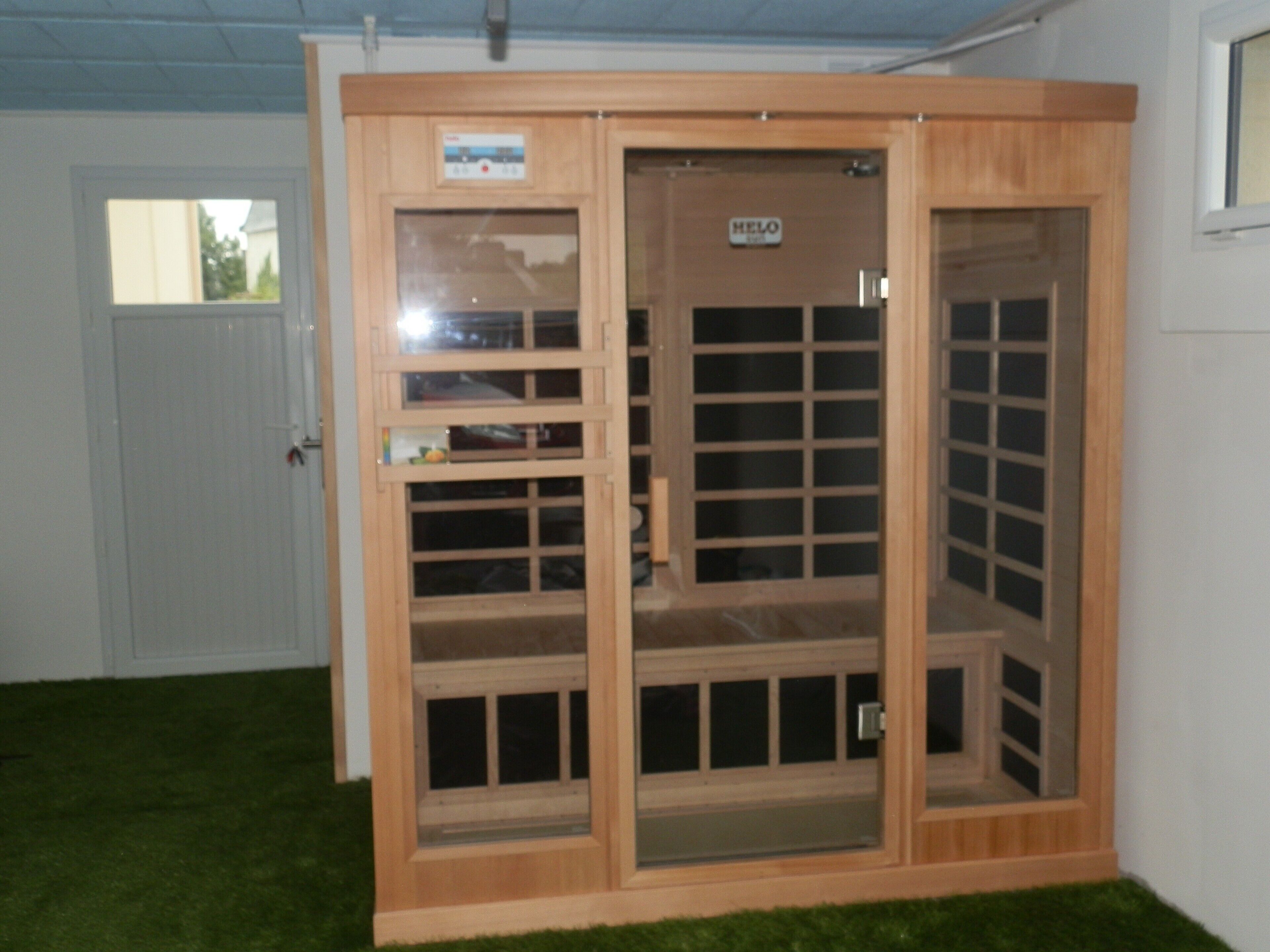 Un armario de madera con múltiples puertas de cristal y un cartel que dice "HELO".
