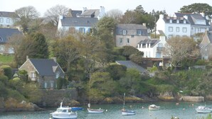 A coastal town with houses and boats on the water. - DOËLAN, Villa ***** 12 p, heated indoor pool, spa, sauna, billiards (Clohars-Carnoët)