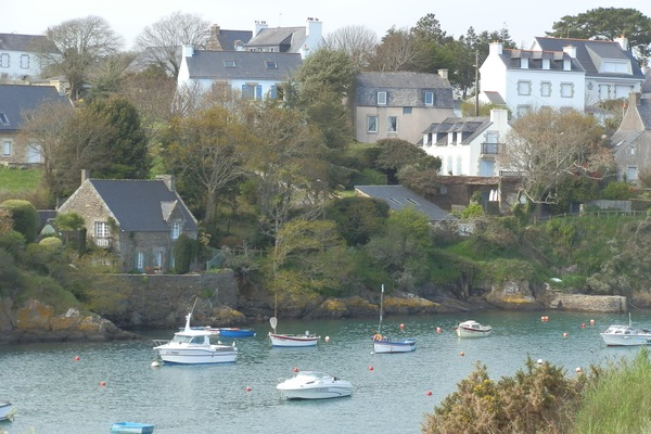 Vue sur le port de Doëlan