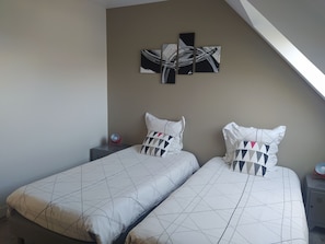 6 bedrooms, in-room safe, iron/ironing board, travel cot