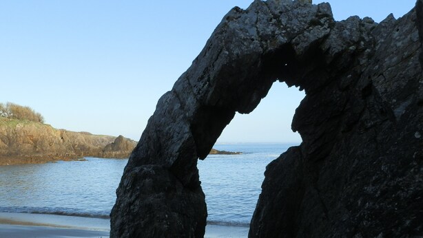 A natural rock formation with a large arch over a beach. - DOËLAN, Villa ***** 12 p, heated indoor pool, spa, sauna, billiards (Clohars-Carnoët)