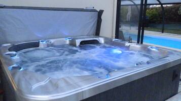Indoor spa tub