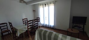 2 bedrooms, iron/ironing board, Internet, bed sheets