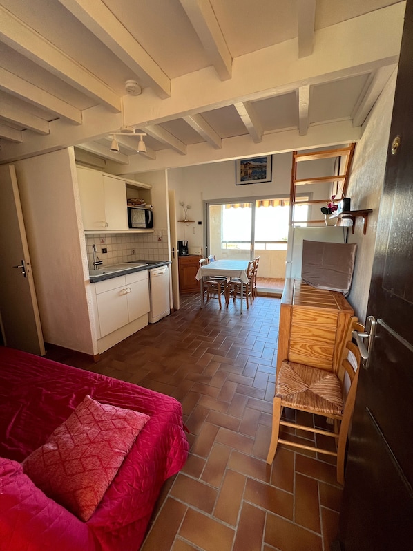 3 bedrooms, iron/ironing board, internet