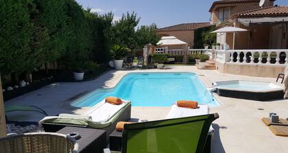 TRES BELLE VILLA AVEC PISCINE ET JACUZZI - WIFI