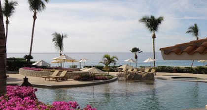 Oceanfront Resort Beach Paradise! Great Reviews, Modern Remodel great location!