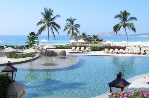 Oceanfront Resort Beach Paradise! Great Reviews,  Modern Remodel great location!