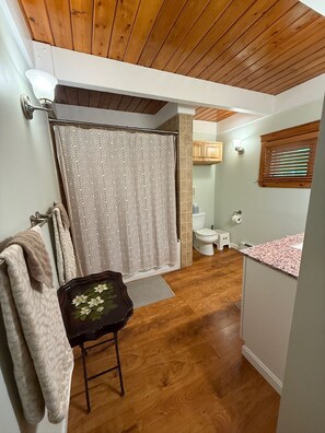 Combined shower/bathtub, hair dryer, towels - Beautiful Chalet Style Home with Seasonal Mountains Views in North Conway, NH (North Conway)
