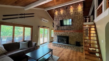 Smart TV, fireplace, DVD player, table tennis