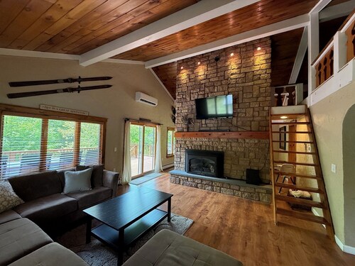 Beautiful Chalet Style Home with Seasonal Mountains Views in North Conway, NH