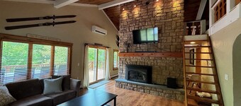 Beautiful Chalet Style Home with Seasonal Mountains Views in North Conway, NH