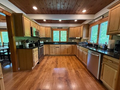 Beautiful Chalet Style Home with Seasonal Mountains Views in North Conway, NH