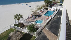 Ein Resort mit Pool, Strand und Meerblick.