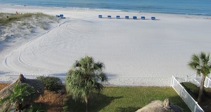 #304 Sea Breeze Welcoming Condo., Steps to White Sandy Beach and Gulf