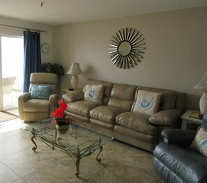 Smart TV, DVD player, books - #304 Sea Breeze Welcoming Condo.,  Steps to White Sandy Beach and Gulf (Madeira Beach)