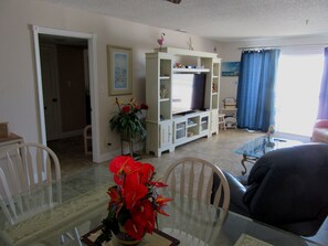 Smart TV, DVD player, books - #304 Sea Breeze Welcoming Condo.,  Steps to White Sandy Beach and Gulf (Madeira Beach)